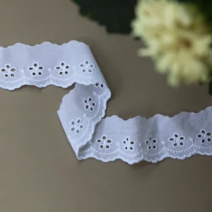 Broderad Brodyr med stora blommor – Vit med Hålmönster