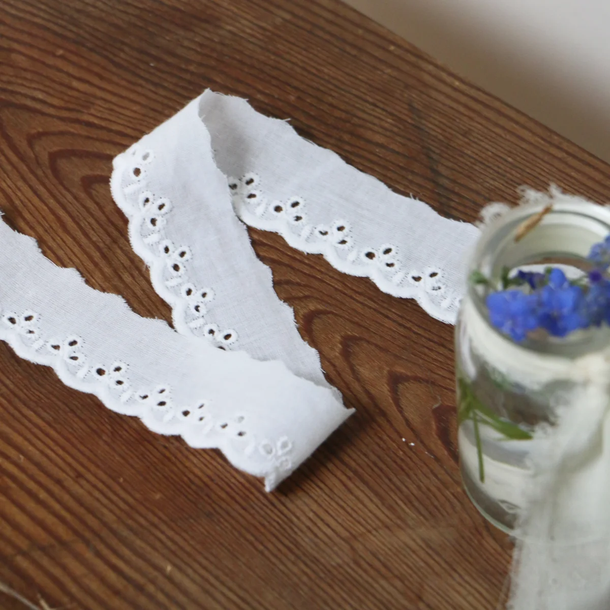 Broderad Brodyr – Off White med Hålmönster - Bild 2