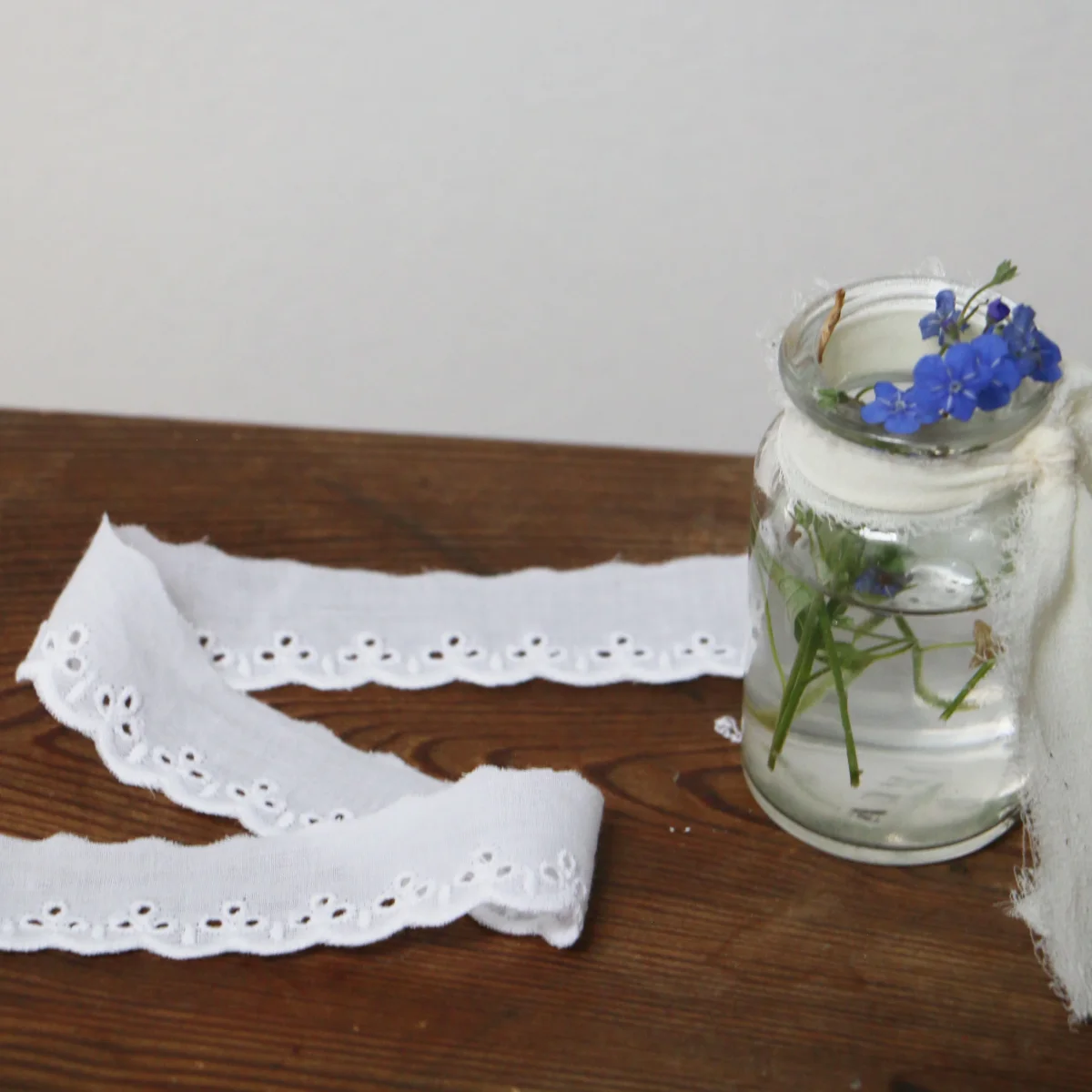 Broderad Brodyr – Off White med Hålmönster - Bild 4